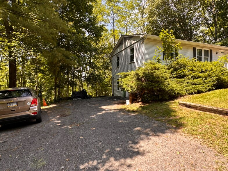 Primary Photo - 244 Analomink St