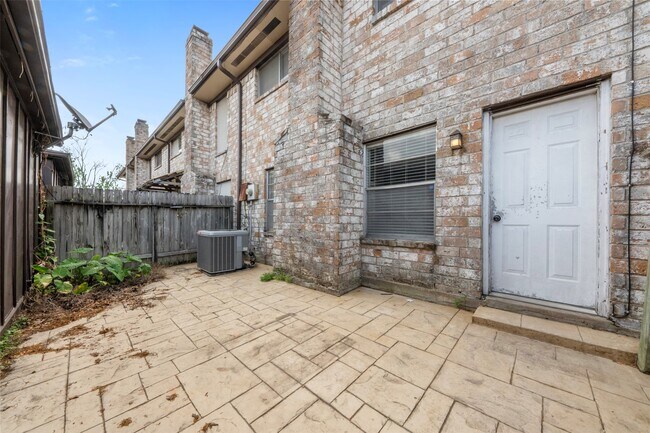 Building Photo - 11610 S Kirkwood Rd