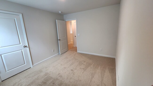 Building Photo - 560 Country Oak Dr