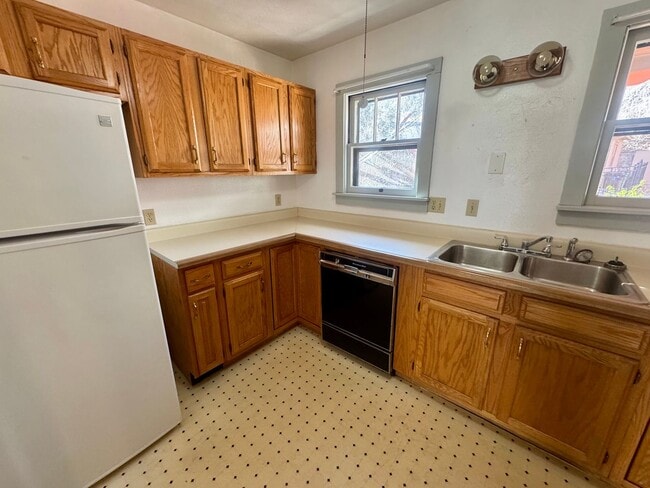 Building Photo - Cave Ave