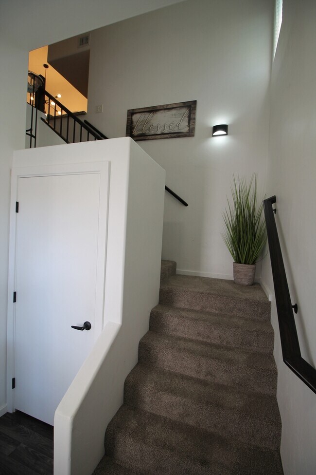 Building Photo - 2 Bedroom 2 bath condo