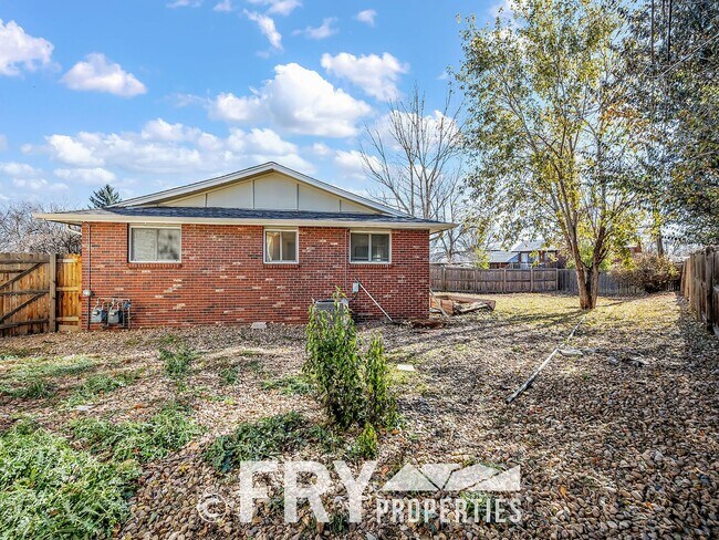 Building Photo - Updated Duplex on Large Lot in Great Location