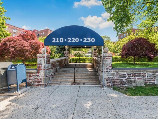 Building Photo - 230 Pelham Rd
