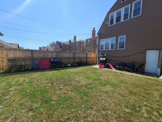 Building Photo - 6035 S Karlov Ave