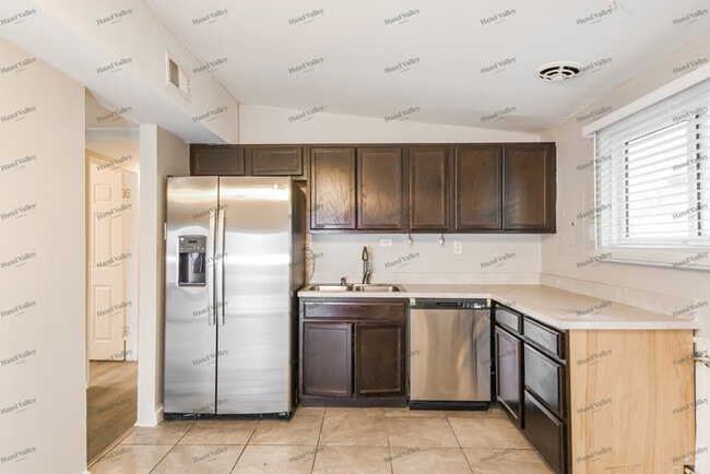 Building Photo - 860 St Anthony Ln