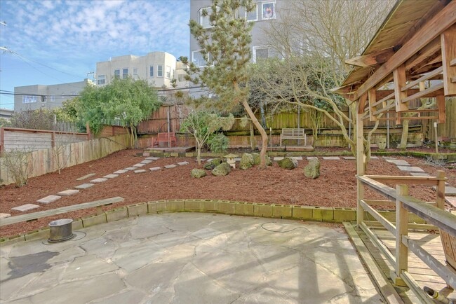 Building Photo - 175 Vasquez Ave