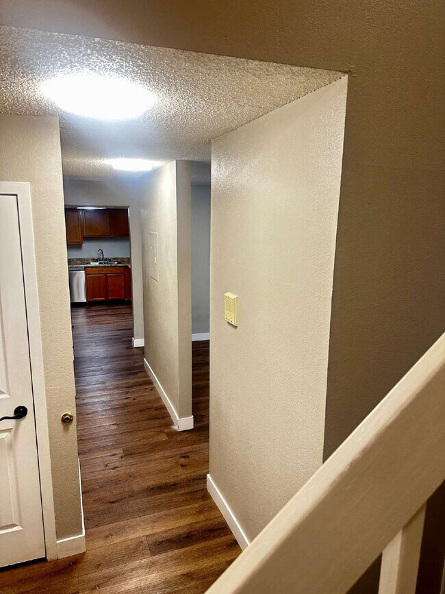 Building Photo - Spacious 3 Bed, 2.5 Bath  2 Story Condo in...