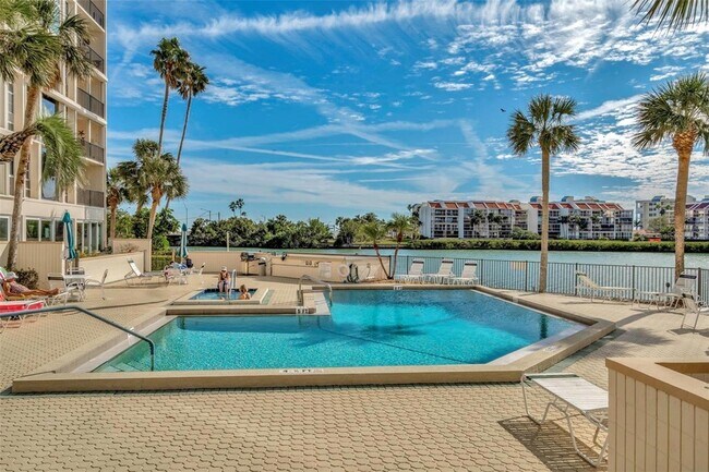 Building Photo - 7400 Sun Island Dr S