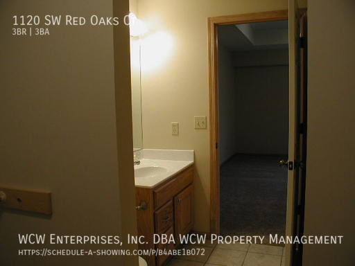 Building Photo - 1120 SW Red Oaks Ct