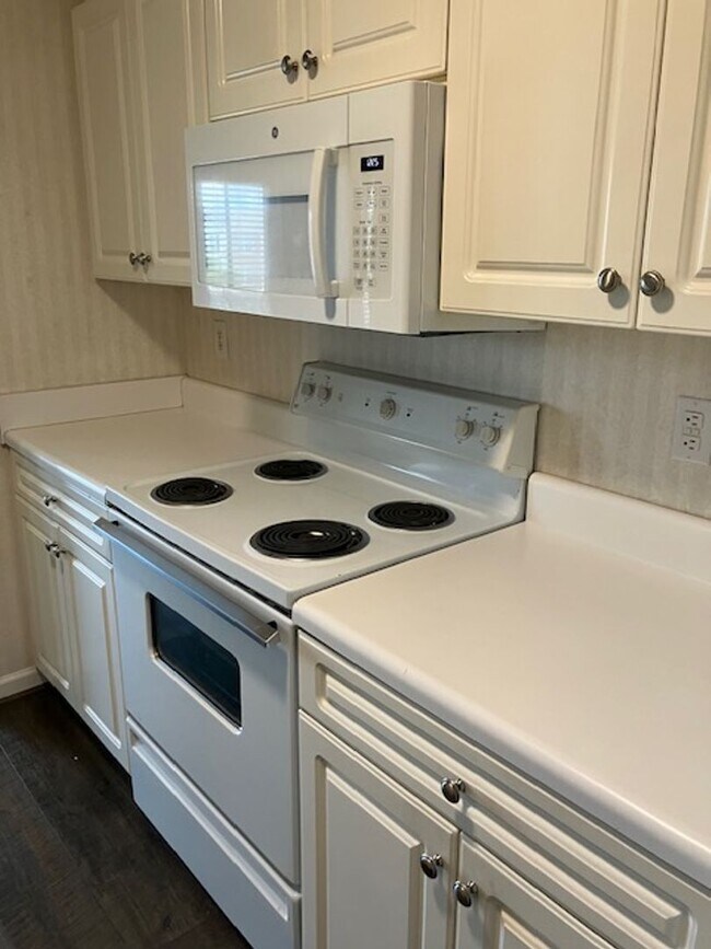 Building Photo - 904 Litchfield Way