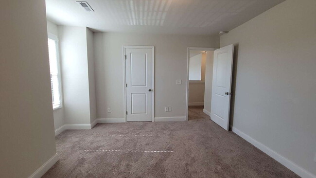 Building Photo - "Spacious 4-Bedroom Retreat with Modern Gr...