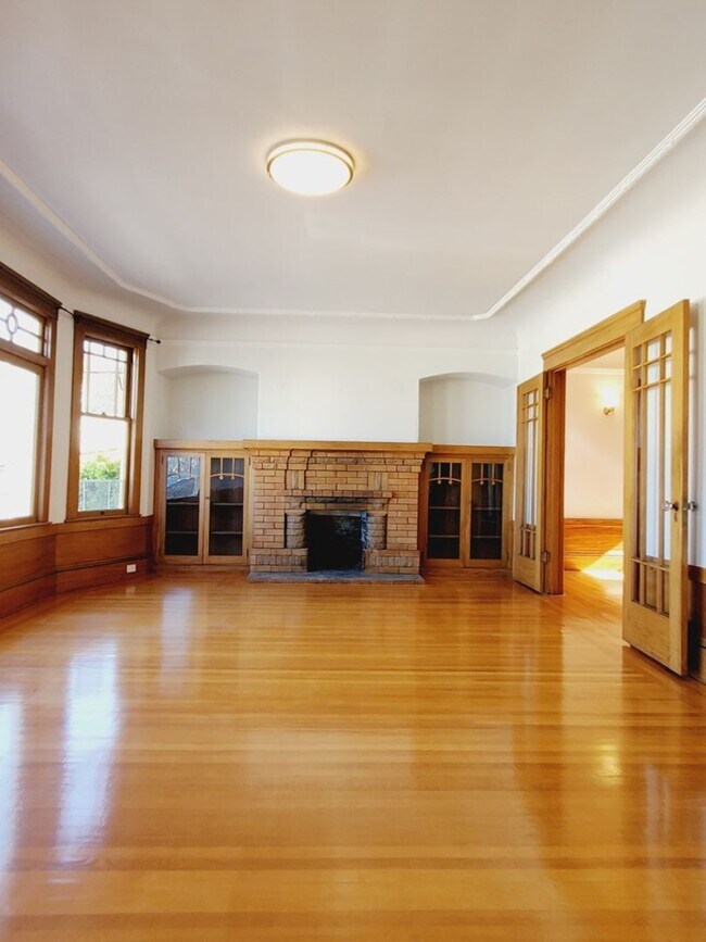 Building Photo - 833-833 24th Ave