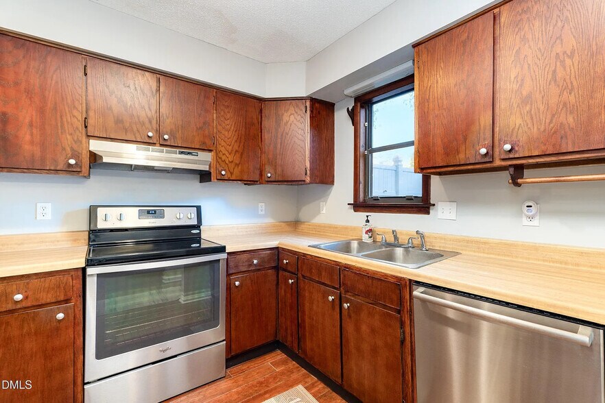 Building Photo - Room in Townhome on Sandy Creek Dr