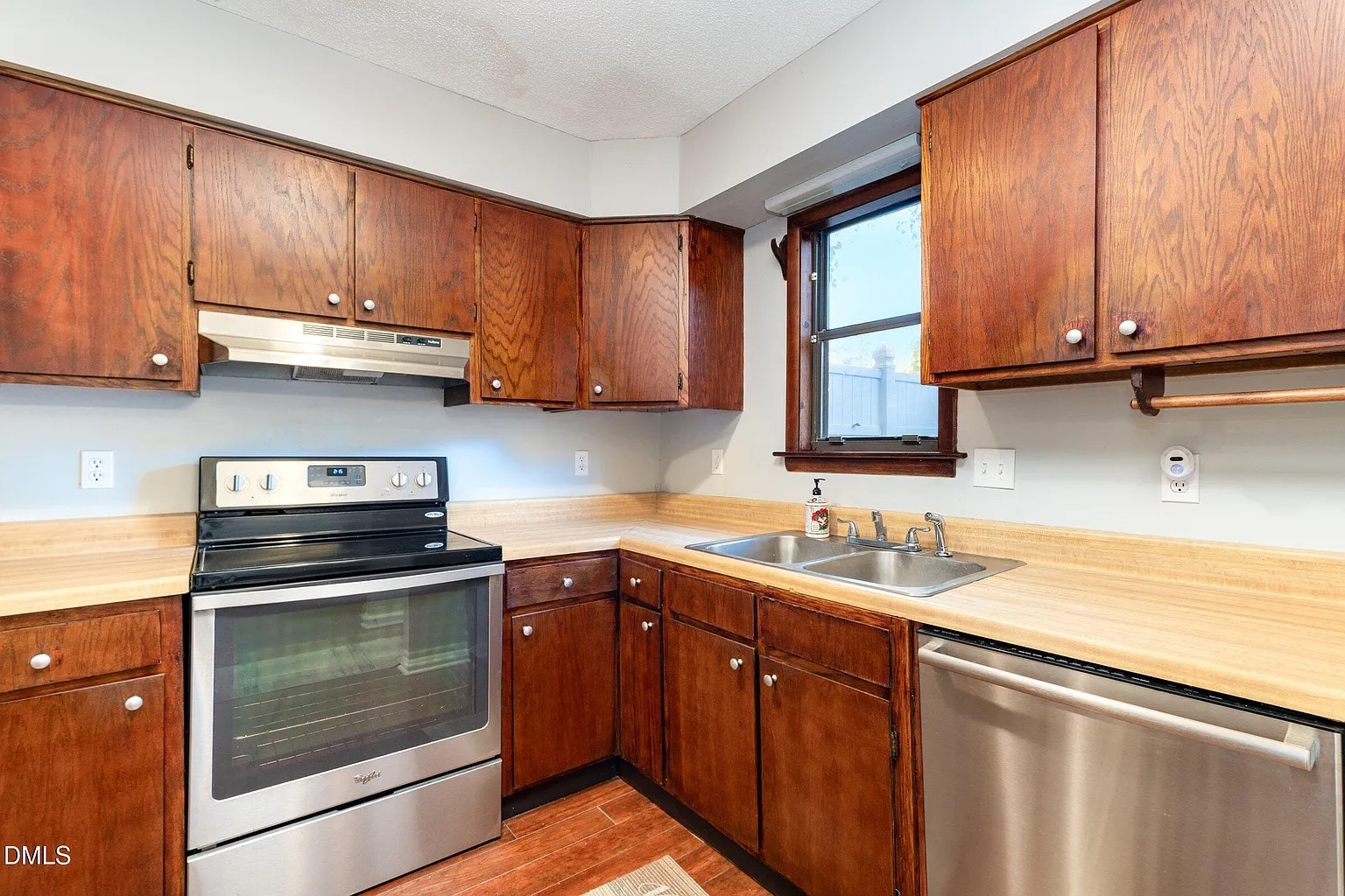 Building Photo - Room in Townhome on Sandy Creek Dr