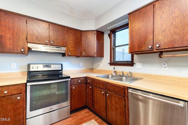 Building Photo - Room in Townhome on Sandy Creek Dr