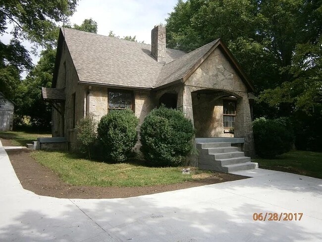 Charm | Space | Location - 709 S Dickerson Rd