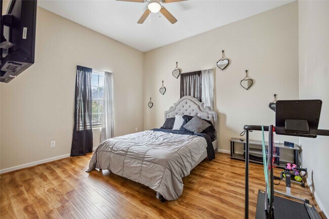 Building Photo - 5027 Creekmont Dr