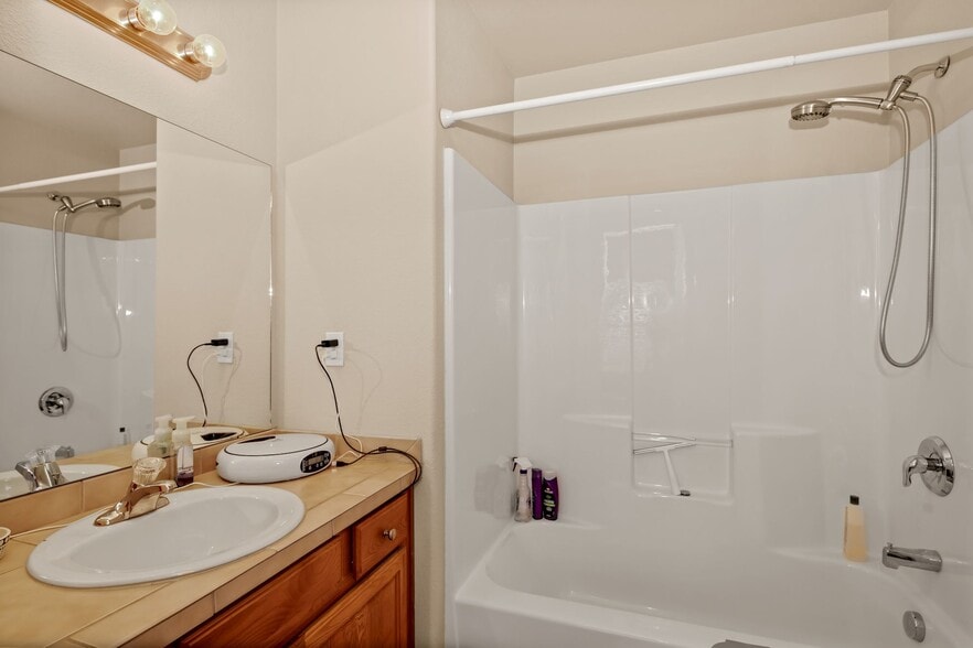 2nd Bathroom - 1115 Trask Hts