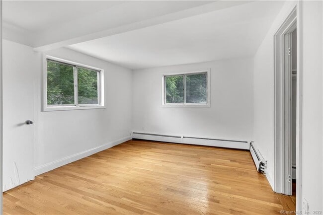 Building Photo - 11 Hallmark Pl