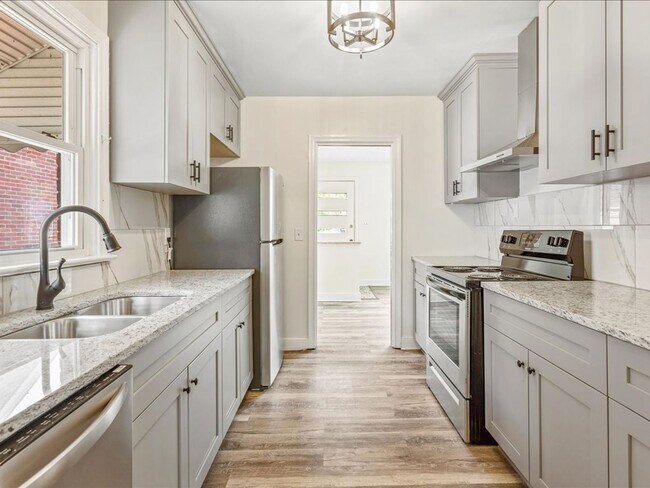 Building Photo - Luxury Remodeled 4 Bedrooms  2 Full Baths