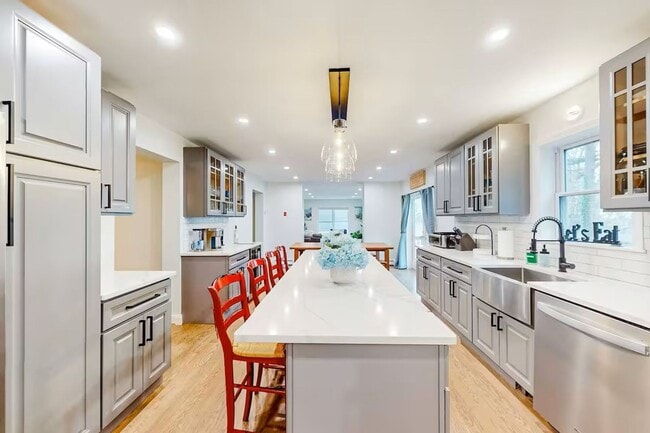 Building Photo - Large 4Br 2 1/2Ba Modern Home in Falmouth ...