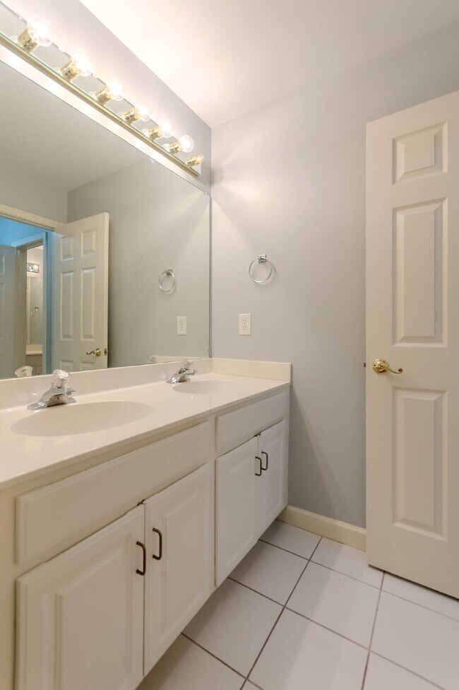 Building Photo - 5 Bedroom Home in Hermitage! Backs Up To T...
