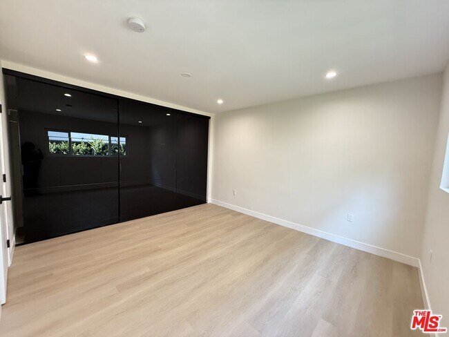 Building Photo - 322 S Swall Dr
