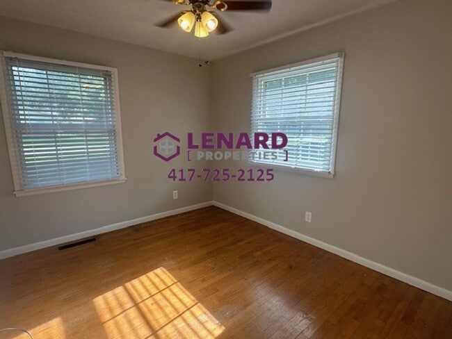 Building Photo - Beautiful 3 Bedroom House with Fenced in Yard
