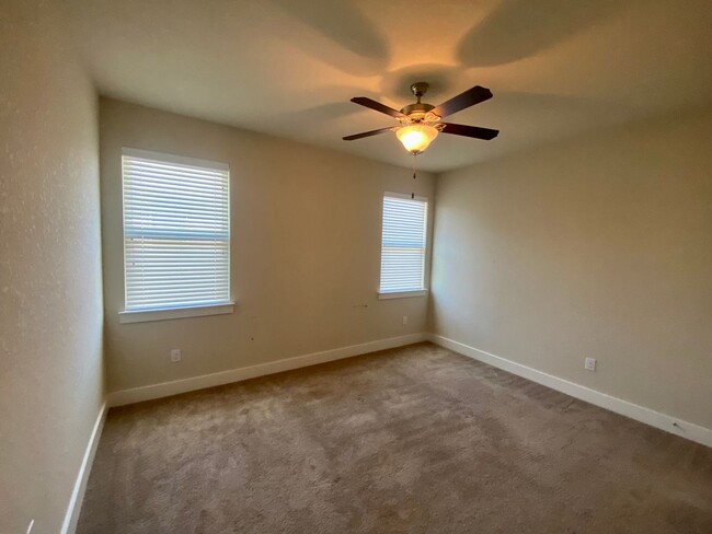 Building Photo - 3 Bed 2 Bath Townhome ~ Conveniently locat...