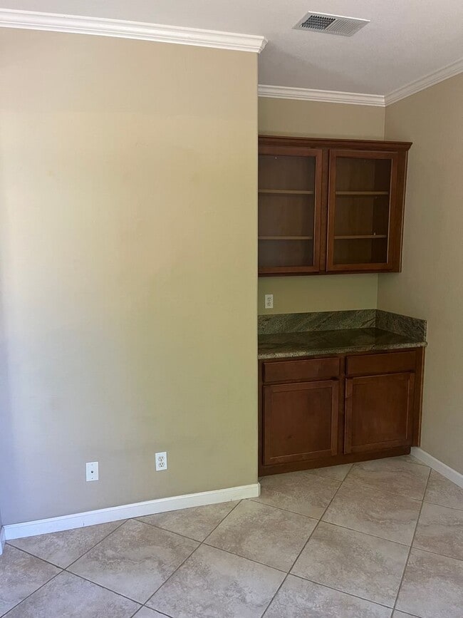 Building Photo - 3 bedroom 3 bathroom with bonus room in No...