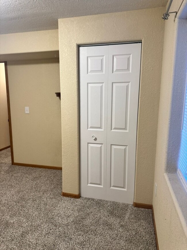 Building Photo - Charming 5 Bedroom