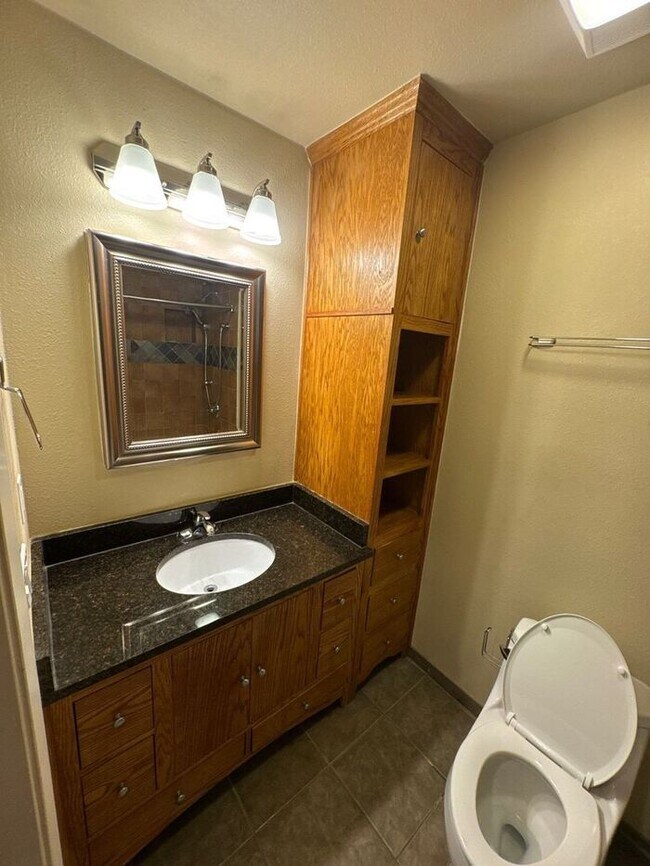 Building Photo - 3730 Twin Oak Ct