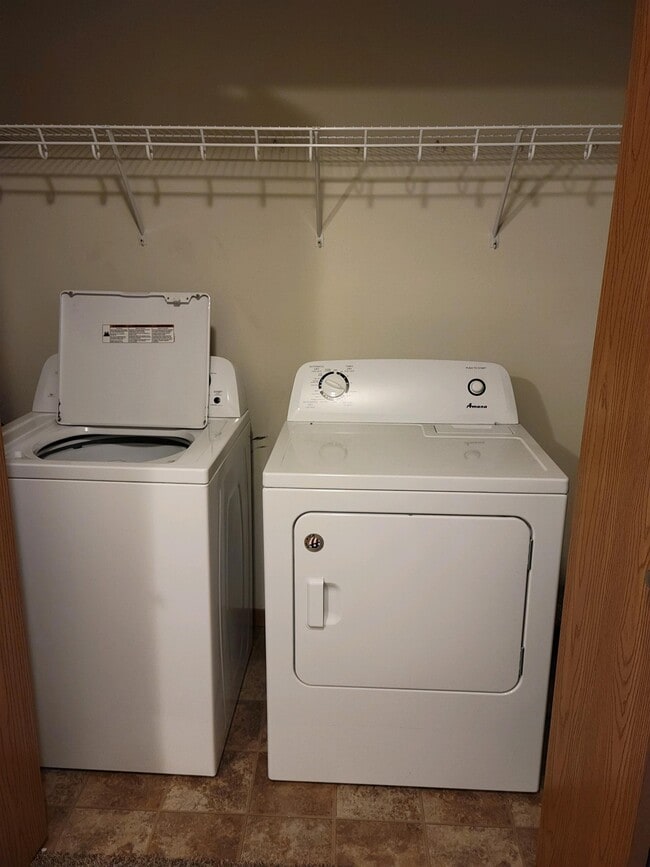 Building Photo - 4241 Estate Dr S