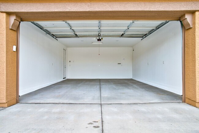 Building Photo - Gorgeous 5 Bedroom Lennar Home built 3 years ago still like new!!!  5 bedrooms in Northern Crossi...