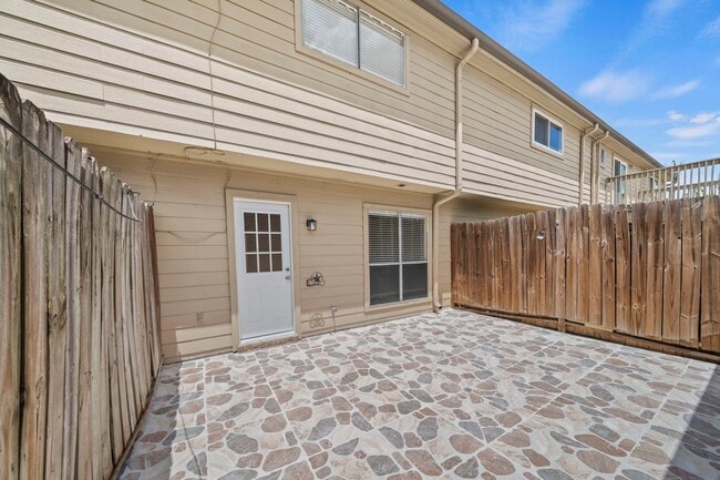 Building Photo - 925 Memorial Village Dr