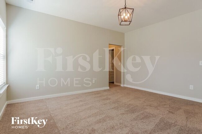 Building Photo - 350 S Pine Dr