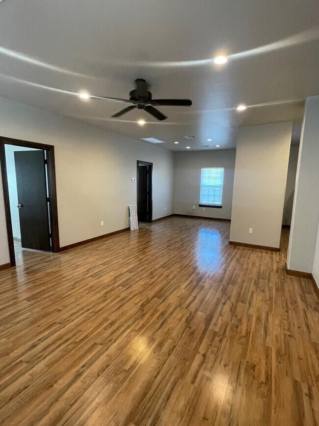 Building Photo - 2 Bed / 2 Bath Apartment with 3-Car Garage – Central Norman – Available Now!