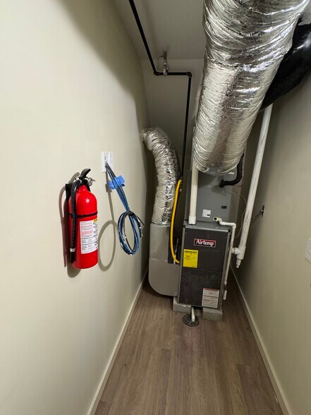 Building Photo - 6 Locust Ave