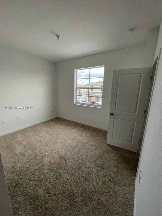 Building Photo - 552 NE 4th Terrace