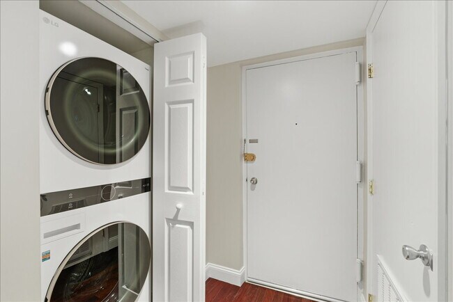 Building Photo - Contemporary 1BR / 1BA Condo in Reston – Utilities Included!