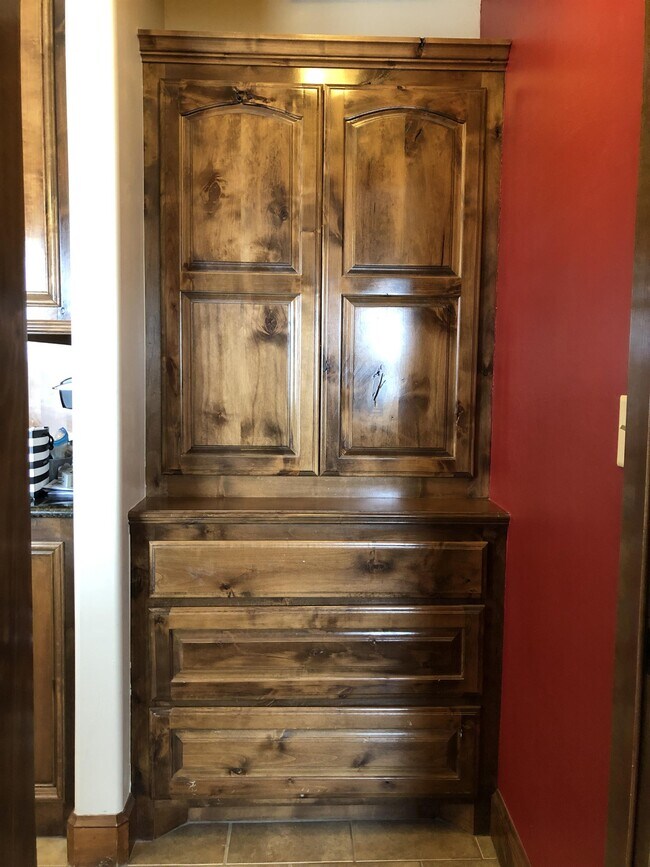 Building Photo - 10527 JORDYNN'S Xing