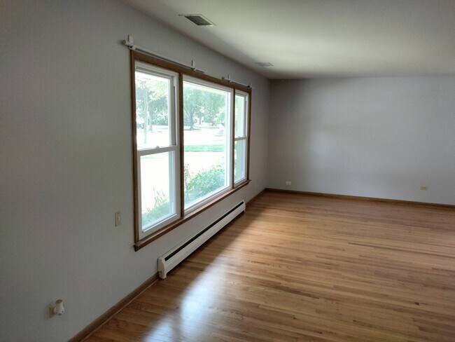 Building Photo - 904 S Edward St