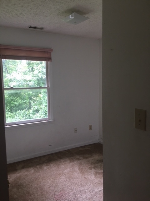 Building Photo - Three Bedroom 1.5 Bath Riverside Townhome ...