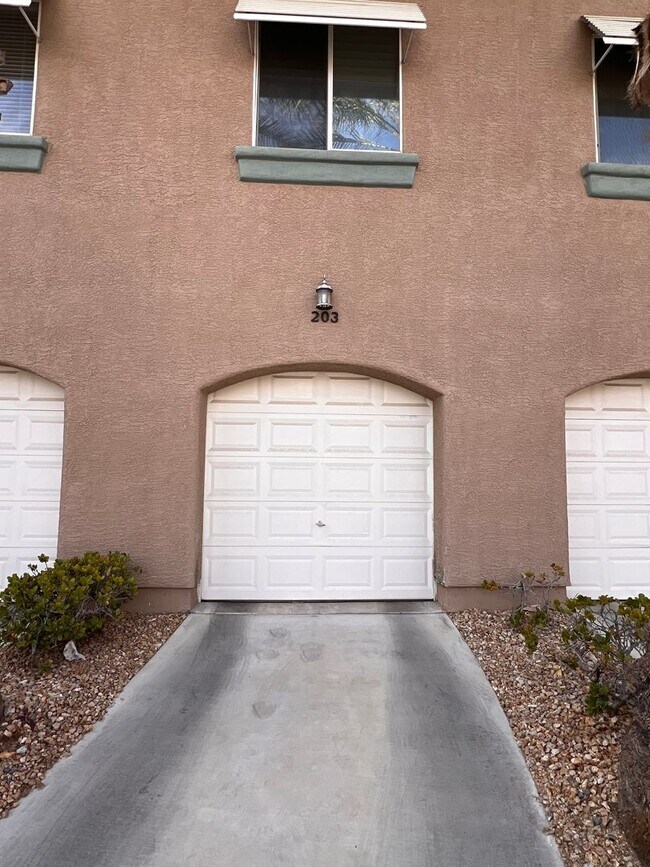 Building Photo - Summerlin Condo - Gated - Community Pool 1 Car Garage
