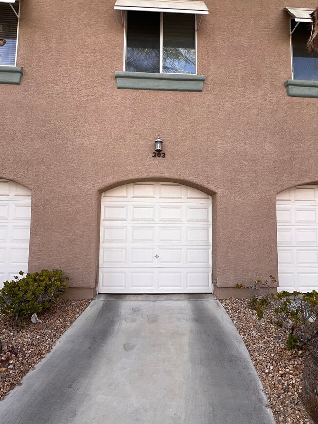 Building Photo - Summerlin Condo - Gated - Community Pool 1...