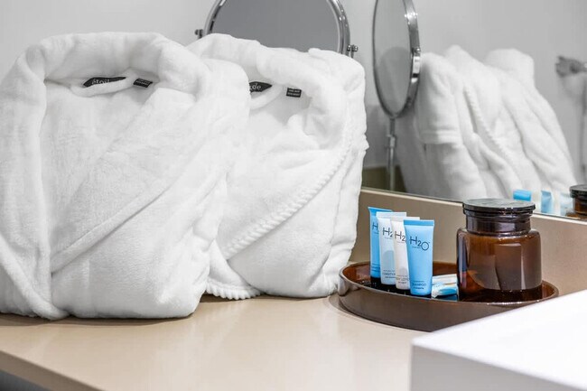 Building Photo - 4011 S Ocean Dr