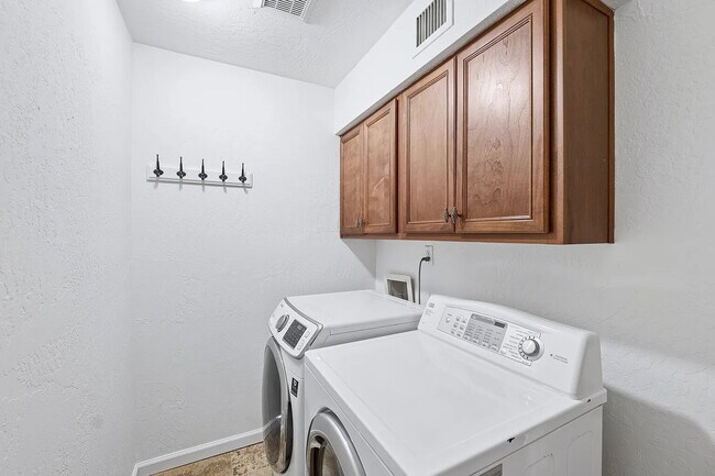 Building Photo - SPARKLING PRIVATE POOL, BEAUTIFUL HOME, UNBEATABLE LOCATION!
