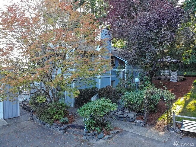Building Photo - 9118 Peacock Hill Ave