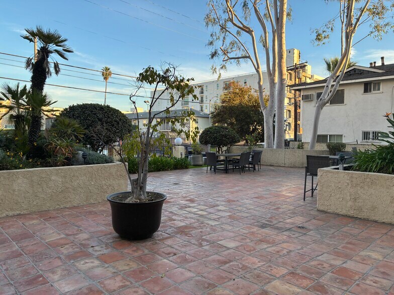 Building Photo - 5143 Bakman Ave