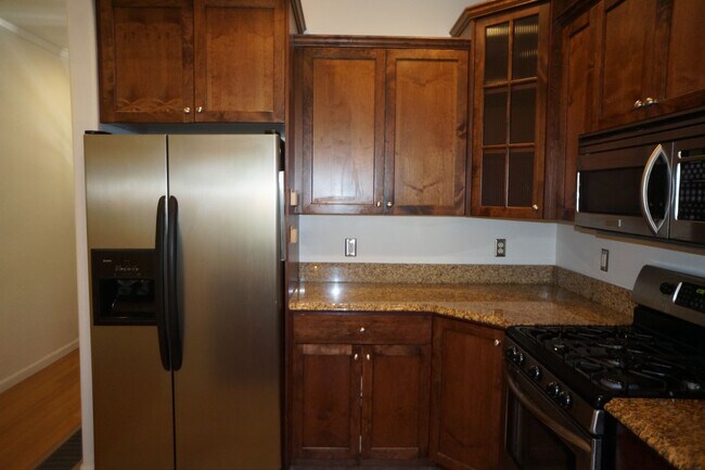 Building Photo - Spectacular SW Liar Hill 3 bedroom Townhouse